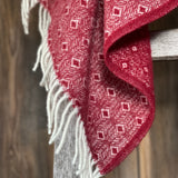 Sarkans aitas vilnas pleds ar baltu ornamentu un baltām bārkstīm 130x200cm