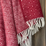 Sarkans aitas vilnas pleds ar baltu ornamentu un baltām bārkstīm 130x200cm