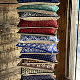 Oranža/melna/balta, dekoratīva spilvendrāna, adīta Rucavas cimdu rakstā