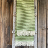 ZAĻAS SVĪTRAS 100% aitas vilnas pleds ar baltām bārkstīm 150 × 210 cm