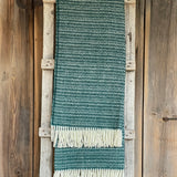 TUMŠI SALVIJAS ZAĻŠ TONIS 100% aitas vilnas pleds ar baltām bārkstīm 150 × 210 cm