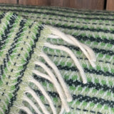 PIPARMĒTRU ZAĻAS SVĪTRAS 100% aitas vilnas pleds ar baltām bārkstīm 150 × 210 cm