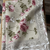 Lina galdauts ar rozēm ar ~5cm platu divkrāsainu lina mežģīni