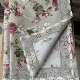 Lina galdauts ar rozēm ar ~5cm platu divkrāsainu lina mežģīni