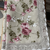 Lina galdauts ar rozēm ar ~5cm platu divkrāsainu lina mežģīni