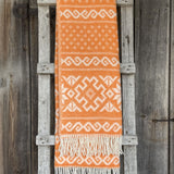 Koši oranžs aitas vilnas pleds ar baltām bārkstīm un etnogrāfiska stila ornamentiem