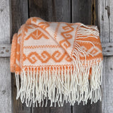 Koši oranžs aitas vilnas pleds ar baltām bārkstīm un etnogrāfiska stila ornamentiem