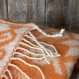 Koši oranžs aitas vilnas pleds ar baltām bārkstīm un etnogrāfiska stila ornamentiem