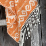 Koši oranžs aitas vilnas pleds ar baltām bārkstīm un etnogrāfiska stila ornamentiem