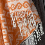 Koši oranžs aitas vilnas pleds ar baltām bārkstīm un etnogrāfiska stila ornamentiem