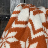 Oranži/balta aitas vilnas sega ar auseklīšiem