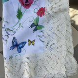 Magones, vanagzirņi, kosmejas un tauriņi- lina galdauts ar 12cm platu piena baltu lina mežģīni