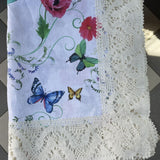 Magones, vanagzirņi, kosmejas un tauriņi- lina galdauts ar 12cm platu piena baltu lina mežģīni