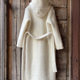 Individuālie pasūtījumi - balts garais aitas vilnas ziemas halāts/mētelis ar kapuci, bez oderes