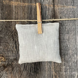 Lavandas spilventiņš, gaiši dabīgi pelēka toņa lina spilvendrānā