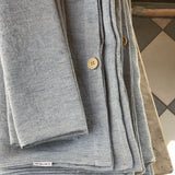 Mīkstināta lina spilvendrāna ar gaiši zilām/dabīgi pelēkām sīkām svītriņām (~1.25mm)