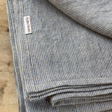 Mīkstināta lina spilvendrāna ar gaiši zilām/dabīgi pelēkām sīkām svītriņām (~1.25mm)