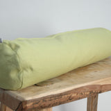 Gaiši zaļš mīkstināta lina vidējais griķu spilvens - rullītis - pagalvītis