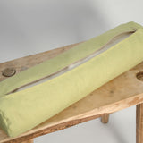 Gaiši zaļš mīkstināta lina vidējais griķu spilvens - rullītis - pagalvītis