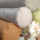 Gaiši zaļš mīkstināta lina vidējais griķu spilvens - rullītis - pagalvītis