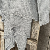 Gaiši pelēka toņa (vienkrāsains) lina/kokvilnas vafeļauduma gultas pārklājs, dažādi izmēri