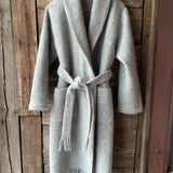 Individuālie pasūtījumi - gaiši pelēks aitas vilnas ziemas halāts/mētelis bez oderes