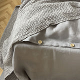 Gaiši pelēka toņa (vienkrāsains) lina/kokvilnas vafeļauduma gultas pārklājs, dažādi izmēri