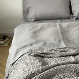 Gaiši pelēka toņa (vienkrāsains) lina/kokvilnas vafeļauduma gultas pārklājs, dažādi izmēri