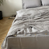 Gaiši pelēka toņa (vienkrāsains) lina/kokvilnas vafeļauduma gultas pārklājs, dažādi izmēri
