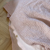 Maigi rozā toņa mīkstināta lina gultas veļas komplekts