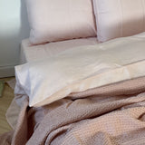 Maigi rozā toņa mīkstināta lina gultas veļas komplekts