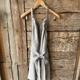 Gaiši zila/dabīgi pelēka sīki svītrota mīkstināta lina pirts kleita ar sasienamām jostas bantēm