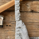 Gaiši zila/dabīgi pelēka sīki svītrota mīkstināta lina pirts kleita ar sasienamām jostas bantēm