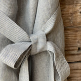 Gaiši zila/dabīgi pelēka sīki svītrota mīkstināta lina pirts kleita ar sasienamām jostas bantēm