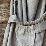 Gaiši zila/dabīgi pelēka sīki svītrota mīkstināta lina pirts kleita ar sasienamām jostas bantēm