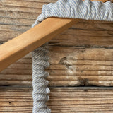 Gaiši zila/dabīgi pelēka sīki svītrota mīkstināta lina pirts kleita ar sasienamām jostas bantēm