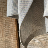 Gaiši zila/dabīgi pelēka sīki svītrota mīkstināta lina pirts kleita ar sasienamām jostas bantēm