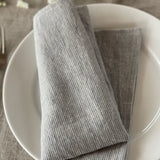 Mīkstināta vidēji plāna lina galda salvetes ar gaiši zilām/dabīgi pelēkām sīkām svītriņām un šaurām maliņām