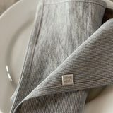 Mīkstināta vidēji plāna lina galda salvetes ar gaiši zilām/dabīgi pelēkām sīkām svītriņām un šaurām maliņām