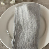 Mīkstināta vidēji plāna lina galda salvetes ar gaiši zilām/dabīgi pelēkām sīkām svītriņām un šaurām maliņām