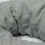 Gaiši zils/dabīgi pelēks sīki svītrots, mīkstināta lina, lielais "garkāju" grūtnieču pakaviņš - barošanas spilvens