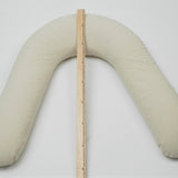 Gaiši zils/dabīgi pelēks sīki svītrots, mīkstināta lina, lielais "garkāju" grūtnieču pakaviņš - barošanas spilvens