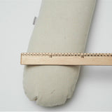 Gaiši zils/dabīgi pelēks sīki svītrots, mīkstināta lina, lielais "garkāju" grūtnieču pakaviņš - barošanas spilvens