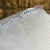 Gaiši zils mīkstināta lina lielais griķu spilvens - rullītis - pagalvītis