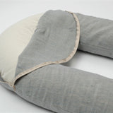 Gaiši zils/dabīgi pelēks sīki svītrots, mīkstināta lina, lielais "garkāju" grūtnieču pakaviņš - barošanas spilvens