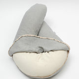 Gaiši zils/dabīgi pelēks sīki svītrots, mīkstināta lina, lielais "garkāju" grūtnieču pakaviņš - barošanas spilvens