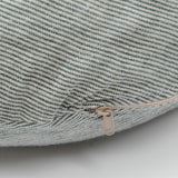 Gaiši zils/dabīgi pelēks sīki svītrots, mīkstināta lina, lielais "garkāju" grūtnieču pakaviņš - barošanas spilvens