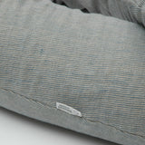 Gaiši zils/dabīgi pelēks sīki svītrots, mīkstināta lina, lielais "garkāju" grūtnieču pakaviņš - barošanas spilvens