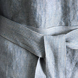 Gaiši zili/pelēki sīki svītrota lina auduma kimono tipa halāts