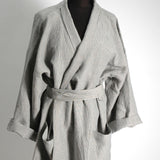 Gaiši zili/pelēki sīki svītrota lina auduma kimono tipa halāts